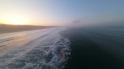 Waves roll toward shore during quiet morning Vídeos de archivo 346168340