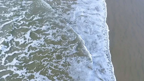 Waves rolling in on beach aerial Vídeo Stock 90680291