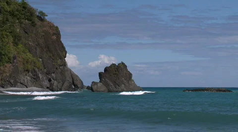 Waves rolling onto the cliff Video stock 603503