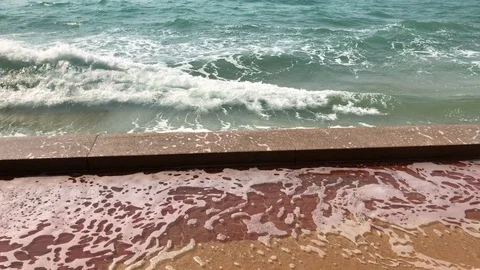 Waves rolling on the embankment Stockbeeldmateriaal 127876126