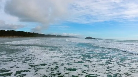 Waves Rolling In on Long Beach Vídeo Stock 90680299