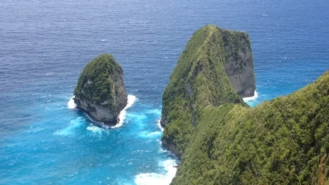 Waves Rolling On Manta Bay Or Kelingking Beach On Nusa Penida Island, Bali Stock Footage 115915250
