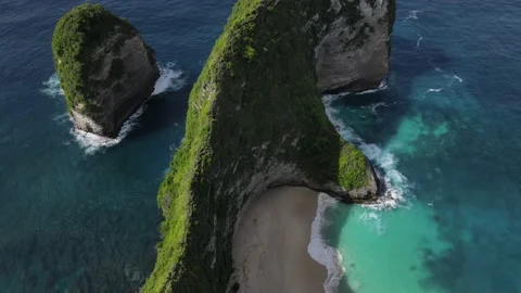 Waves rolling on Manta Bay or Kelingking Beach on Nusa Penida Island Stock Footage 237735277