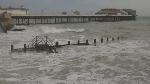 Waves rolling in on the Norfolk coast Video stock 210233307