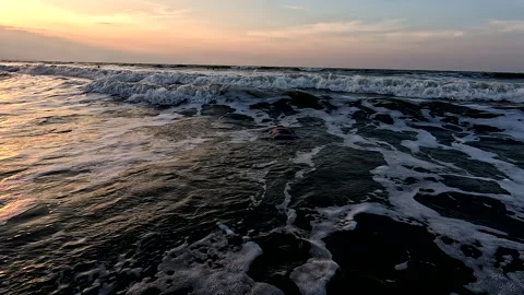 Waves rolling over a lady that was floating in the ocean Vidéo 336934316