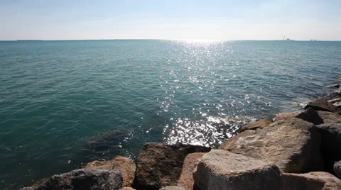 Waves rolling in over the rocks Vidéo 34717671