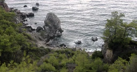 Waves Rolling in on a Rocky Sea Beach Aerial View Stockbeeldmateriaal 68915854