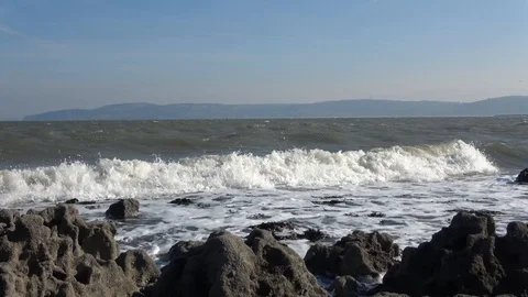 Waves rolling into rocky shoreline Stock-Footage 86318454