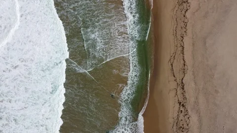 Waves Rolling onto the Shore – 4K Aerial View of a Serene Beach Stockbeeldmateriaal 312832953