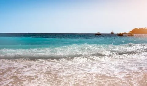 Waves Rolling onto Tropical Beach Foto stock