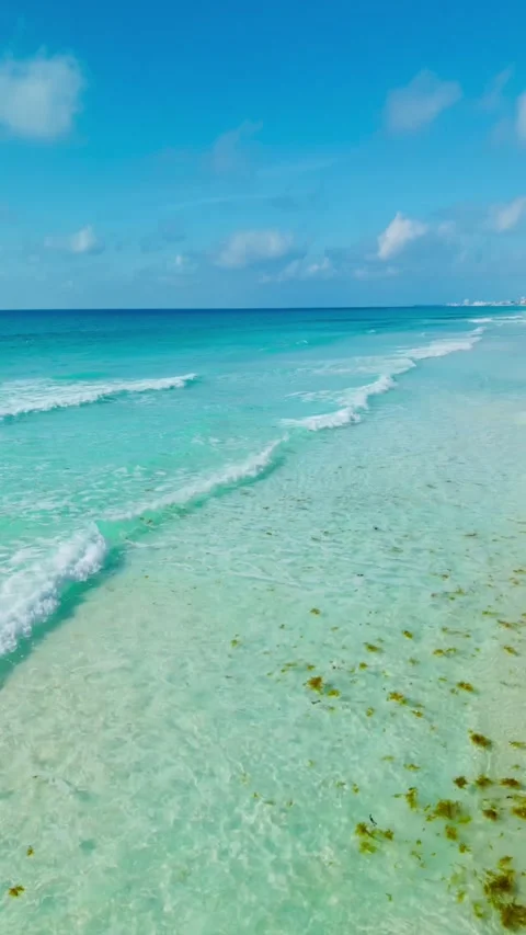 Waves rolling onto a white sand beach in the Mexican Caribbean 스톡 동영상 342090353