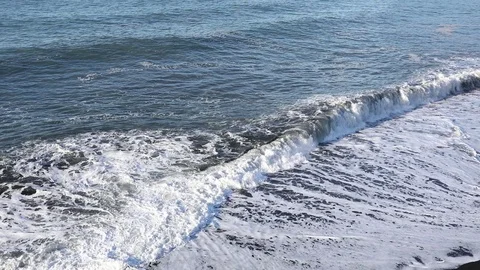 Waves run onto the beach Vidéo 95969216