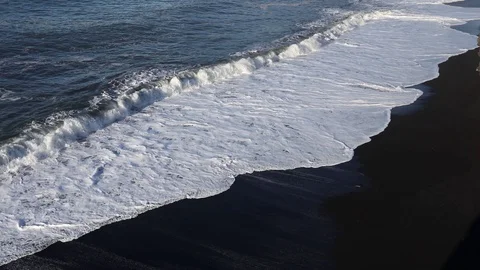 Waves run onto the beach Vidéo 95969368