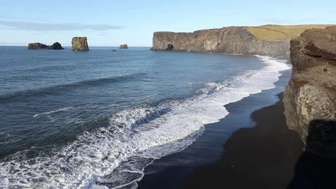 Waves run onto the beach Видео 95969588