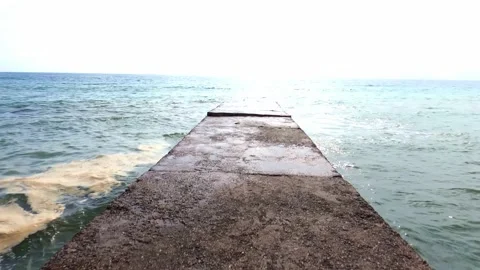 Waves run on the pier in a storm. Timelapse 動画素材 153544580