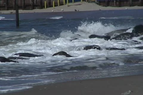 Waves running on coast 動画素材 10729539