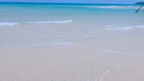 Waves running on the sand beach Vidéo 130070842