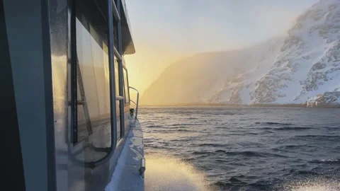 Waves from a sailing yacht in the sun Vidéo 219627310