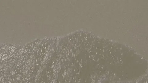 Waves on sand close up 60 fps Stockbeeldmateriaal 141600305