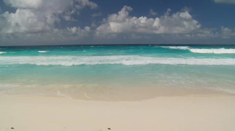 Waves on sandy beach Vidéo 133303