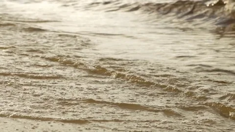 Waves on a sandy beach Vidéo 76940563