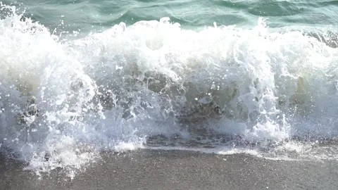 Waves on a sandy beach, great for relaxation or summer travel videos in slow Vídeos de archivo 276736874