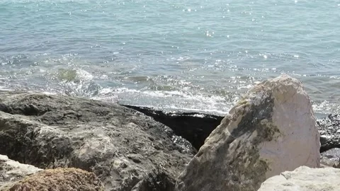 The waves of the sea and the cliff Stock-Footage 218380892