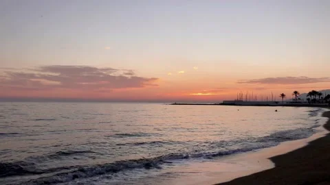 The waves of the sea are splashing. Video stock 136063985