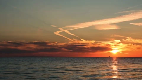 The waves of the sea are splashing. Video stock 156545438