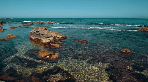 Waves on the sea landscape on a background of blue sky in Italy Vidéo 55549838