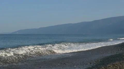 Waves at sea, pebble beach. 動画素材 161784975