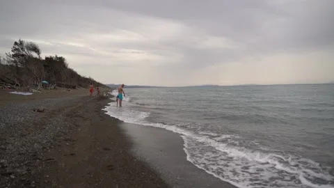 Waves by the sea shore Vídeo Stock 197631562