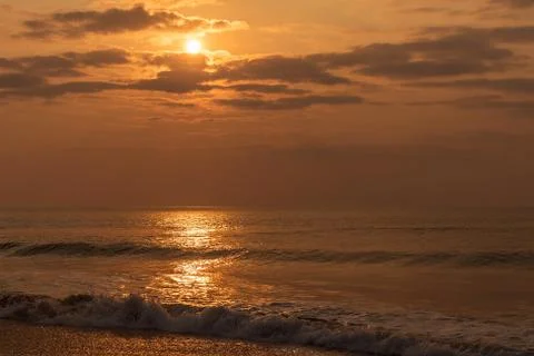 Waves in the sea with sunset. Foto stock