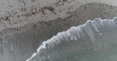 Waves on the shore Vidéo 153552538