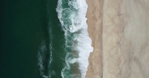 Waves in the shore, Praia do Norte. Nazaré Portugal. Vídeo Stock 123516757