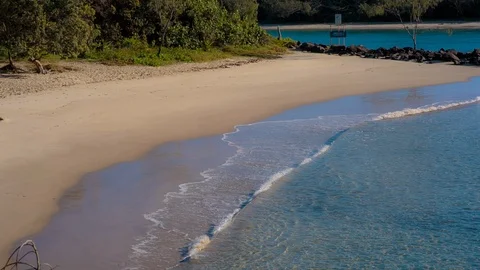 Waves on the shoreline Vídeos de archivo 94885102