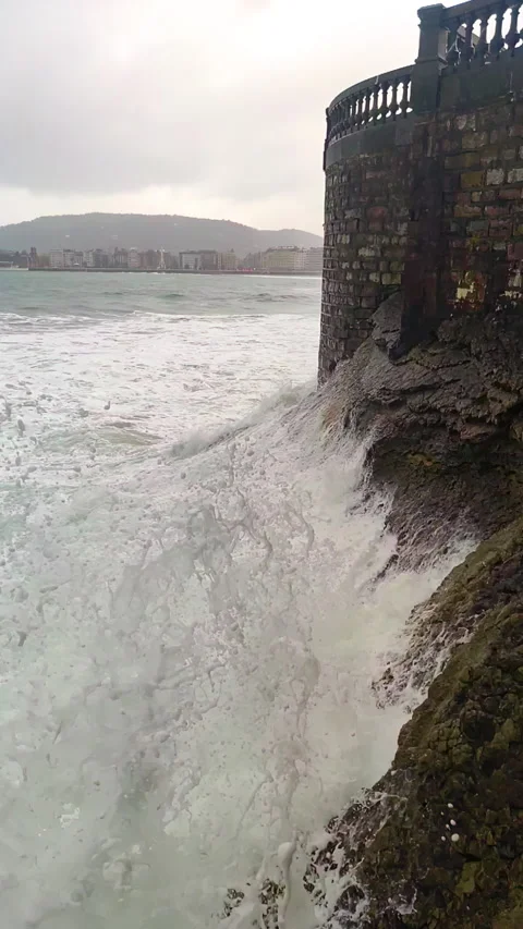 Waves in slow motion break against the rocks Vidéo 259835374