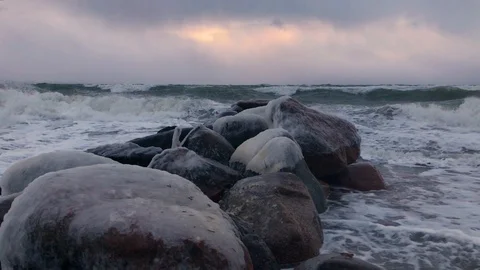 Waves in slow motion Stockbeeldmateriaal 86507843
