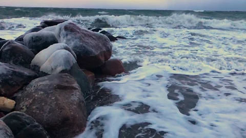 Waves in slow motion Stockbeeldmateriaal 86507848