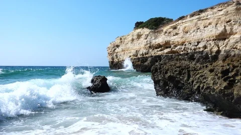 Waves in slow motion at Praia de Albandeira Видео 95707774