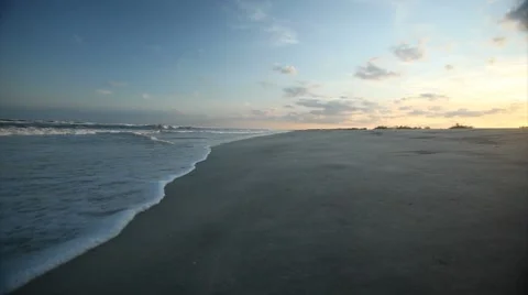 Waves slowly crashing at the beach. Stock-Footage 8691007