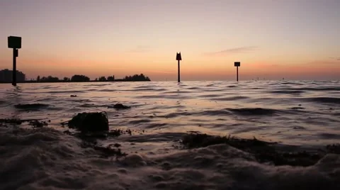 Waves slowly rolling in during sunset Vídeos de archivo 47564344