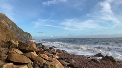 Waves smashing in to rocks. Stock-Footage 219854588