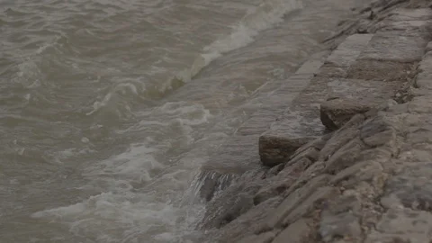 Waves spill the stone steps Vídeo Stock 102474905