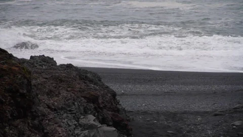 Waves Splash against Shore on Icelandic Black Sand Beach Video stock 140924652