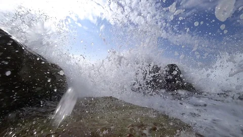 Waves splash over wavebreaker, slo mo Stockbeeldmateriaal 112766123