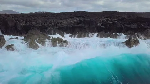 Waves splash on rocks Vídeo Stock 194965903