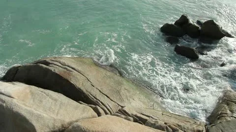 Waves splashing on cliffs Video stock 21804212