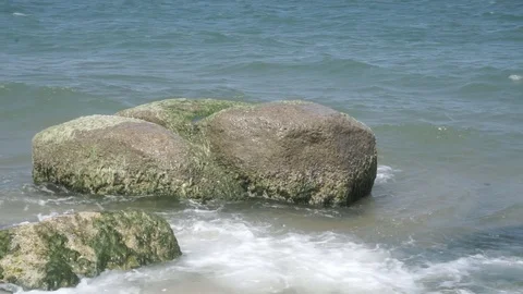 Waves splashing on green rocks Video stock 112890052