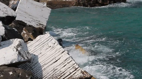 Waves splashing into marble blocks Stock-Footage 30714723